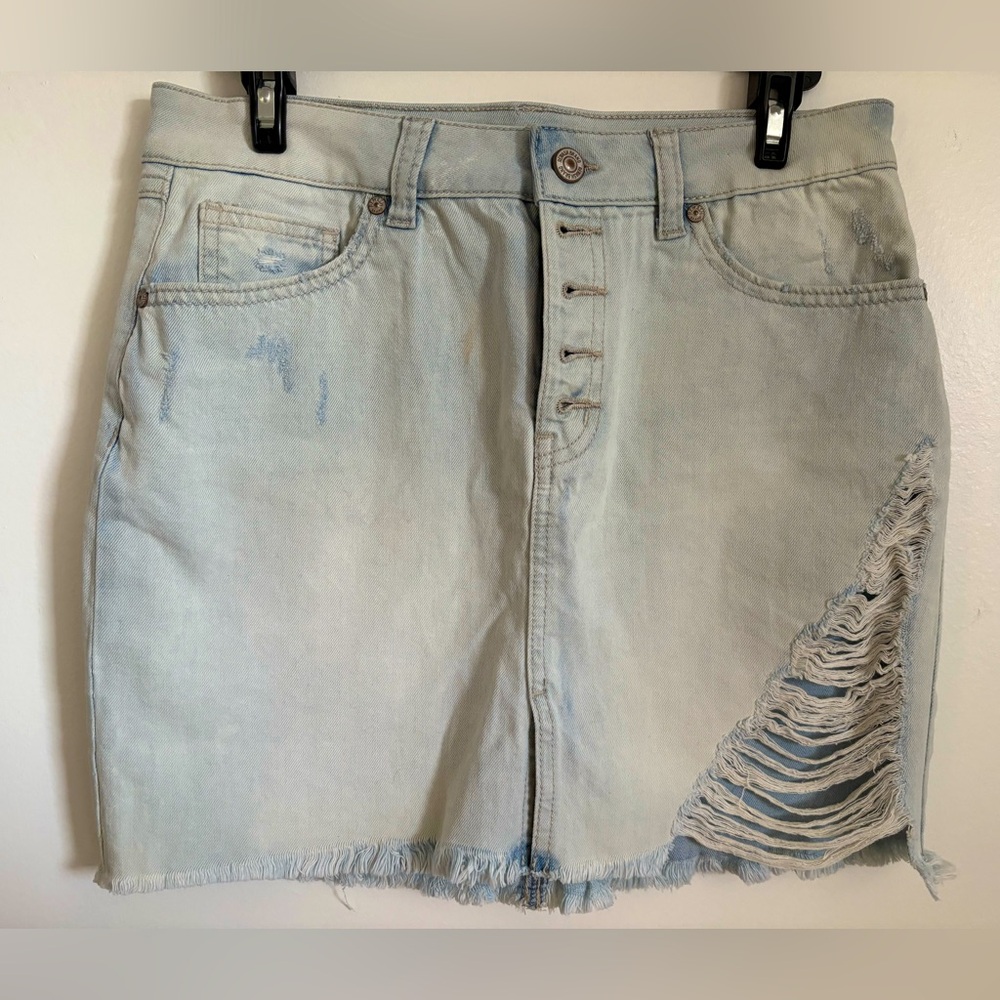 NWOT Rewash Vintage Reunion Light Blue Distress Denim Skirt button closure 7/28